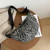 Midjepåsar Foufurieux 2023 Fashion Crossbody Bag Kvinnors mångsidiga högkapacitet Student Korean Canvas Zebra Pattern Dumpling Bun