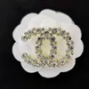 20style luxe mode double lettres Broches Desinger Broche femmes strass Broches costume Pin vêtements décoration Broche hommes fête cadeau