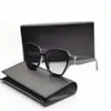 Lyxdesigner solglasögon för kvinnor glasögon metall y logotypglasögon kvinnor samma stil UV -skydd med låda