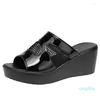 Sapateiros sapatos SLIDES MULHOS MED SLIGES MED SLAPESSA DE AS UMA PLAPELA DE CUBIDA 2023 FAST PLATE PU ROMA PATENTE Leathe