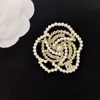 20 -stijl luxe designer Hoogwaardige camellia Pearl -broches voor damesmodemerk Letter Sweaterpak Collar Pin BROOCHE Kleding Sieraden Accessoires