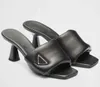 Знаменитые летние эмалированные металлические треугольные сандалии обувь отткнуто кожаная черная черная скольжение на тапочках Леди Комфот Прогулка ЕС35-42