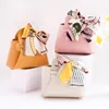 Confezione regalo Scatola in pelle da 5 pezzi Forma di borsa creativa con manico Fiocco in nastro Sacchetto di caramelle Imballaggio Matrimonio Baby Shower Bomboniere Avvolgimento