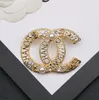 Broche de letras de designer clássico feminino, cristal, strass, pérola, marca, broches, temperamento, simples, senhoras, festa, joias, acessórios, estilo 20