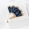 Broschen Vintage Frauen Blau Emaille Fan Brosche Strass Pin Perle Anhänger Kleidung Zubehör Schal Clip Weiblichen Schmuck