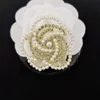 20スタイルの高級デザイナー高品質のCamellia Pearl Brooches for Womens Fashion Brandレターセータースーツカラーピンブローチ衣類ジュエリーアクセサリー