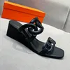 Sandalen Designer-Sandalen Damensandalen Sommermode Tragesandalen Lederkette am Fuß leichte Schuhe im klassischen Stil