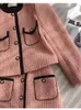 Abiti da lavoro Autunno Inverno Elegante Tweed rosa Set di due pezzi di lana da donna Tasca monopetto in metallo Giacca corta Cappotto Bottoni Minigonna