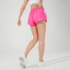 L091 inbyggd kontinuerlig dragkord yoga shorts kvinnor svettbyxor med dolda blixtlås sidor drop-in fickor låghus korta byxor andas snabba torra sport shorts