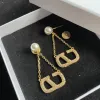 2023-Luxury Copper Diamond Stud High Classic Brand Designers V Lettera 18K placcato oro geometrico nappe orecchino di perla donne famose orecchini per le signore compleanno Gif