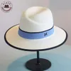 Neuankömmlinge Sommer Fashion M Brief Strohhut für Frauen Große Schwim M Panama Stroh Fedora Frauen Travel Strandhut Sonne Hats2362