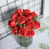 Decoratieve bloemen één bundel 12 kop rode rozen kunstmatige bloemboeket bruiloft centerpieces decor bruid bruidsmeisje vasthouden kransen