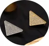 Berühmte Design-Marken-Buchstaben-Broschen verblassen nie, 18 Karat vergoldet, versilbert, Edelstahl-Charm-Brosche, Dreiecksmarkierung, eingelegter Kristall, Hochzeitsschmuck-Accessoire