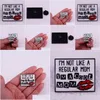 Accessoires de dessin animé Je ne suis pas comme une maman Regar Cool Red Lip Mother Pin Badges Films mignons Jeux Épingles en émail dur Collect Metal Drop Del Dhoh9