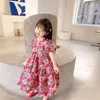 Sukienki dla dziewczynek w kwiatowej sukience z krótkim rękawem 2023 Letnie dziewczyny koreańskie luźne luźne modyfikowane dzieci