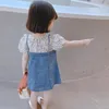 ガールドレスベビーガールズの偽のツーピースデニムドレス2023夏の韓国語の子供半袖花柄のパッチワークプリンセス