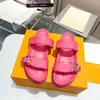 Projektantki Slajdy Sandały Sandały Letnie mieszkania seksowne skórzane buty platformy damskie plażę bez wysiłku stylowe szkiełki dwa paski z dostosowanymi złotymi klamrami