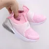 Scarpe da corsa per sport aerei per bambini da esterno atletiche Triple Nero Bianco Rosso universitario Appena rosa Platino Volt Max per scarpe da ginnastica da tennis per giovani Scarpe da ginnastica da passeggio