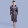 Accappatoi da uomo Groom Robe Emulation Silk Soft Home Accappatoio Camicia da notte per uomo Kimono Nome e data personalizzati Personalizzati per la festa nuziale 230512