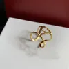 Il designer ha disegnato un anello di coppia, che è elegante, stupendo e d'atmosfera. È un regalo di gioielli di compleanno per donne e ragazze alle feste