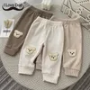 Pantalon dessin animé ours broderie bébé pantalon doux élastique infantile enfant en bas âge vêtements printemps mignon coton enfants fille garçon bas