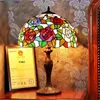 Lâmpadas de mesa Bochsbc Tiffany Style Lamp Bouquet de rosas Leaf Multi Color Glass Glass Desk Home Dimning Pompo Decor