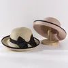 Breda brim hattar sommarsol hatt damer beanie kvinnlig designer vanlig elegant bredbrimmad 2023 bow kupol panama halm strand
