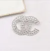 Famoso diseño Marca Luxurys Broche Mujeres elegantes Rhinestone Perla Carta Broches Traje Pin Joyería de moda Decoración Accesorios de alta calidad