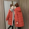 女性用トレンチコート4xlフード付きミッドメッドレングスコットンパッド付きコート女性ゆるい温かい厚い毛ふシーオーバーコートスノーウェア韓国