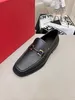 Fashion Men Designer Dress Shoes Lederen Slip op metalen Buckle Black Luxury Business Mens Shoe met rode doos