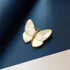 Butterfly de alta qualidade Broches de pérolas designer para mulheres Novas broches de moda adoram broche para mulher marca simples letras de diamante