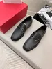 Fashion Men Designer Dress Shoes Lederen Slip op metalen Buckle Black Luxury Business Mens Shoe met rode doos