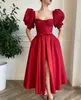 Nya röda aftonklänningar Formell promfestklänning En linjen med korta ärmar fotledslängd bågfickor satin plus storlek delad fram/sida