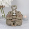 装飾的なオブジェクトの図形の創造的な愛の愛の抱擁彫刻樹脂樹脂工芸象カップル抱擁結婚記念日ギフトバースデーホーム装飾230515