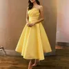 Elegante abito da ballo corto giallo senza spalline lunghezza tè pieghettato in raso A-Line abiti da cocktail per feste formali Robe De Soiree Customed