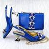 Klädskor sandaler 2023 italiensk design flickor parti och väska nigerianska modespets mini väskor mitt häl pekade