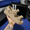 Designer sandaler kvinnor kristall läder casual skor romerska gladiator sandale platt klack diamant vävd spänne sommar tofflor med låda storlek 35-42