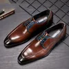 Man Brogue schoenen Oxford Casual Handmade Retro British Black Coffee Cross-Tied schoeisel Volledig echte koeienleer 2022 Spring