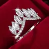 ウェディングリングCaoshi Fashion Lady Engagement Party Ring with Crown Shape Design Bridal Accessories光沢のあるジルコニア豪華なジュエリー