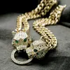 Hänghalsband Hip Hop Crystal Double Leopard Head Pendant Halsband med dubbel kubansk kedja lämplig för kvinnors modepanther smycken 230512