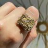 حلقات الفرقة Hyperbole خاتم عريض للنساء Gold Color Luxury Twist Design Rings Cocktail Rings Fashion Female Party Jewelry