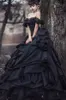 Bruiloft van de schouder zwarte jurk vintage gotische ruches gedragde rok retro bruid mariage jurken outdoor lange bruidsjurken es es