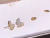 2023 Collana con pendente a forma di farfalla con ciondolo in materiale argento S925 di qualità di lusso con disegno floreale e orecchino a bottone con conchiglia di nautre con timbro a scatola PS5046