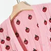 Süße rosa Strickjacke für Damen mit Erdbeer-Stickerei. Damen süßer verkürzter 2023-Pullover, weiße Strickwaren, schwarze Tops