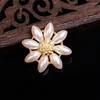 Charms 50pcs 24/33MM Pendenti di fascino del fiore della perla d'imitazione di colore dell'oro per l'abbigliamento Creazione di gioielli fai da te Trovare accessori