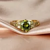 Anneaux De Bande Charme Femme Vert Olive Cristal Pierre Anneau Vintage Or Couleur Mince Anneaux De Mariage Pour Les Femmes De Luxe Ronde Zircon Bague De Fiançailles