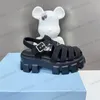 2023 Designer Kvinnor Skumgummi Braid Monolith Sandaler Beach Womens Buckle Metal Black White Pink Platform Sandal Heels 55mm Shoes Storlek 35-40