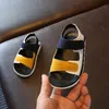 Sandali Sandali per bambini con fondo morbido antiscivolo e dita ricoperte sandali per bambini scarpe da spiaggia casual scarpe per bambini 230515