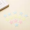 Pegatinas de juguete para niños 100 piezas Pegatinas de pared luminosas Pegatinas de estrellas que brillan en la oscuridad para niños Habitaciones de bebés Calcomanías de decoración de la habitación del hogar fluorescentes coloridas