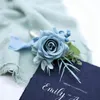 Fiori decorativi 4 pezzi Corpetto blu polveroso e fiore all'occhiello Set Bracciali da polso con fiori artificiali da ballo